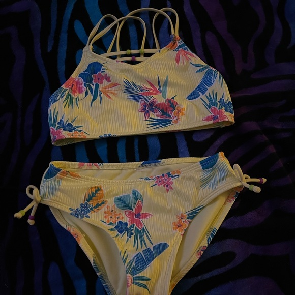 Pretty tropical yellow with flowers girls bikini💕 - Picture 4 of 6